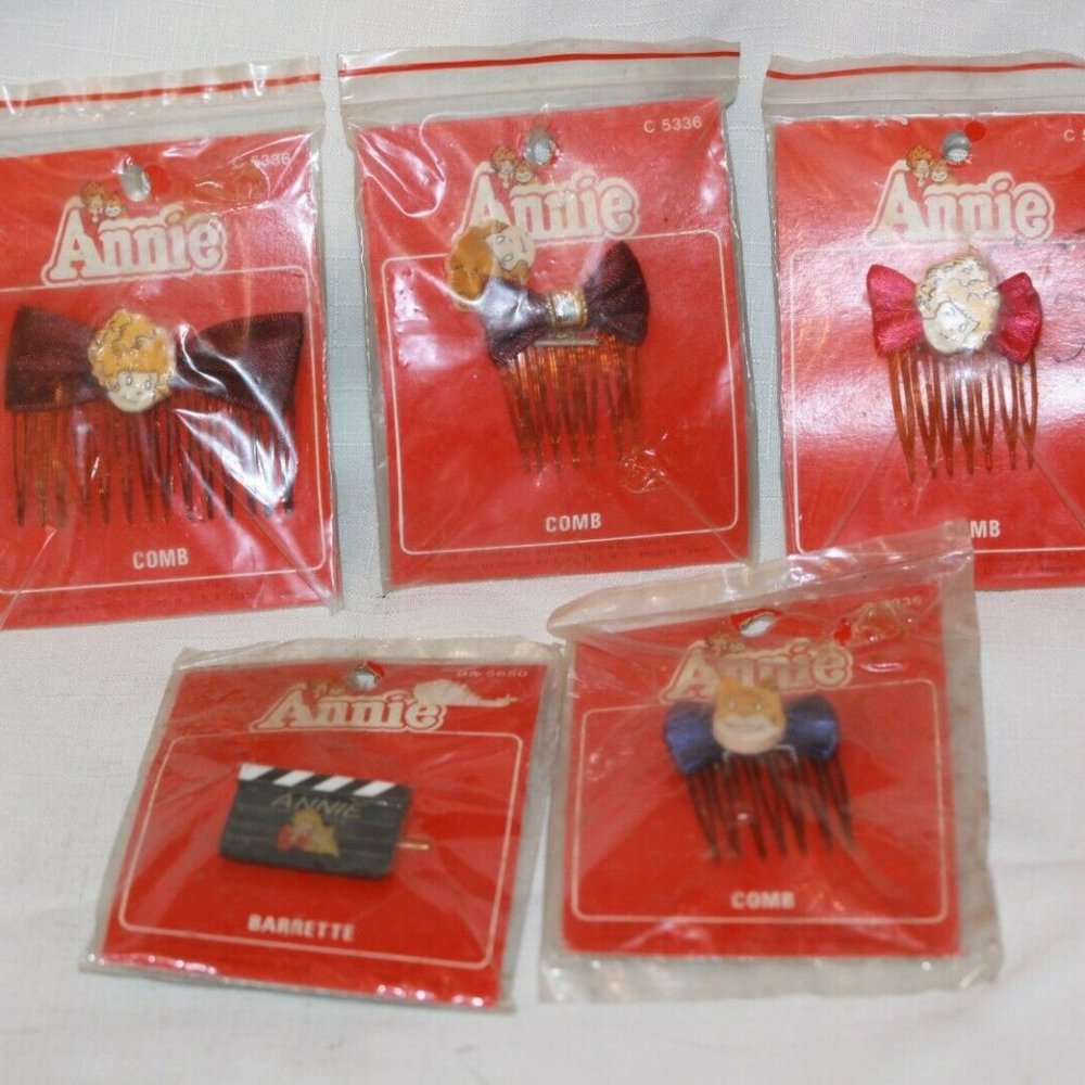 5 LITTLE ORPHAN ANNIE-1981 Annie & Sandy combs